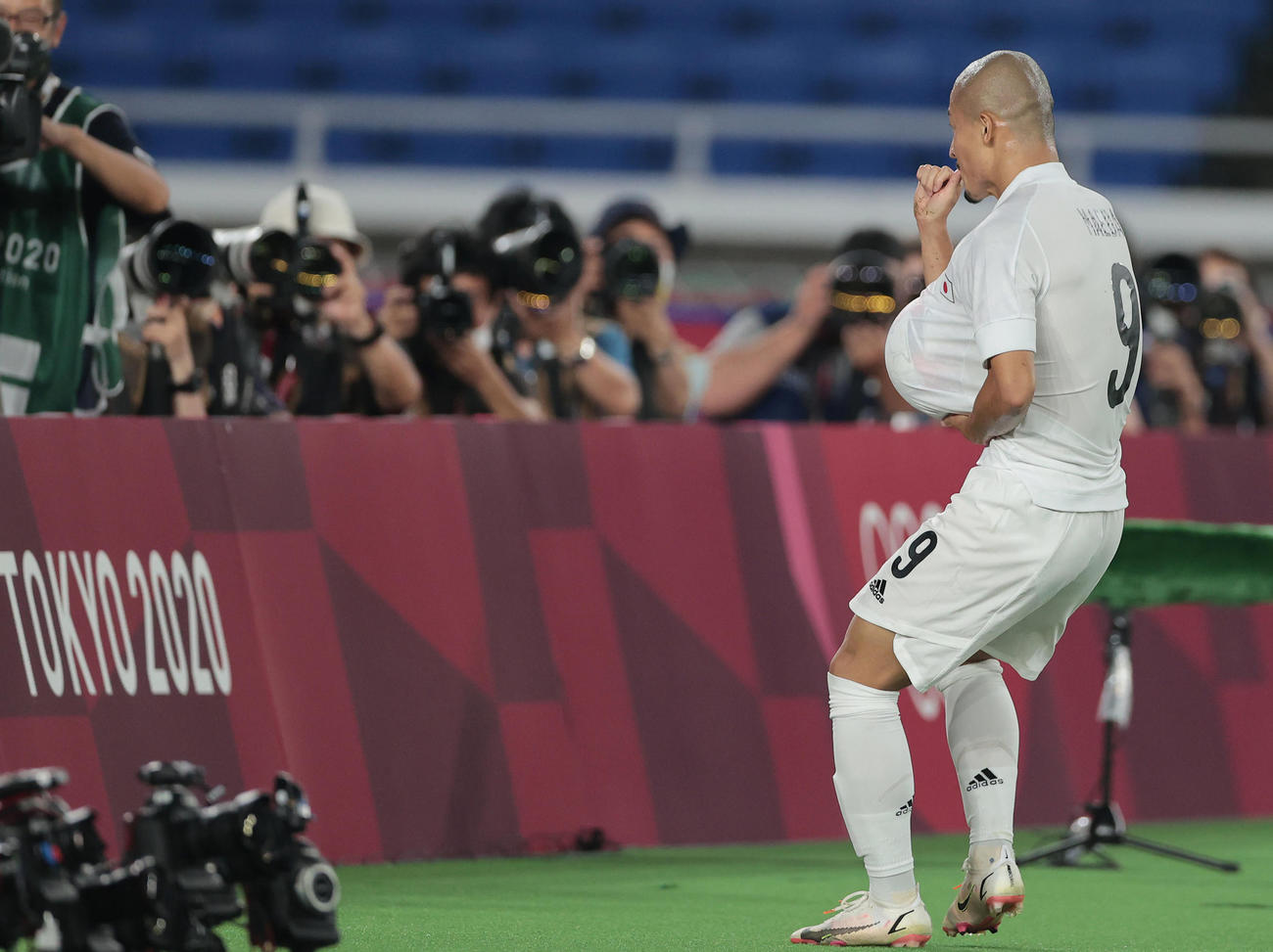 日本対フランス　後半、チームの4点目を決め、カメラに向かってパフォーマンスする前田（撮影・前田充）