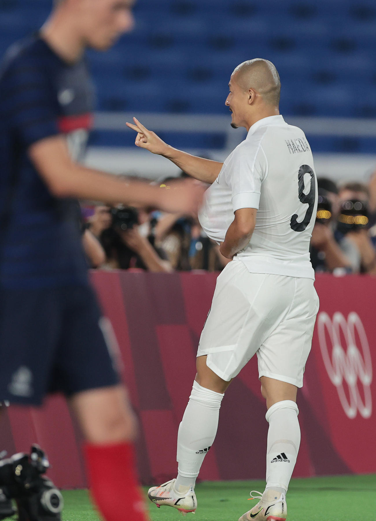 日本対フランス　後半、チームの4点目を決め、カメラに向かってパフォーマンスする前田（撮影・前田充）