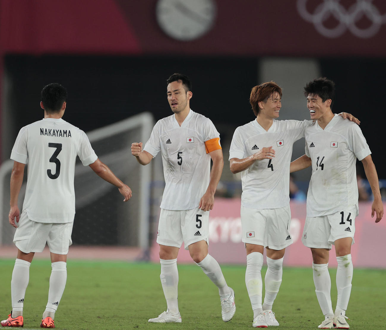 日本対フランス　フランスに勝利し喜び合う、左から中山、吉田、板倉、冨安（撮影・前田充）