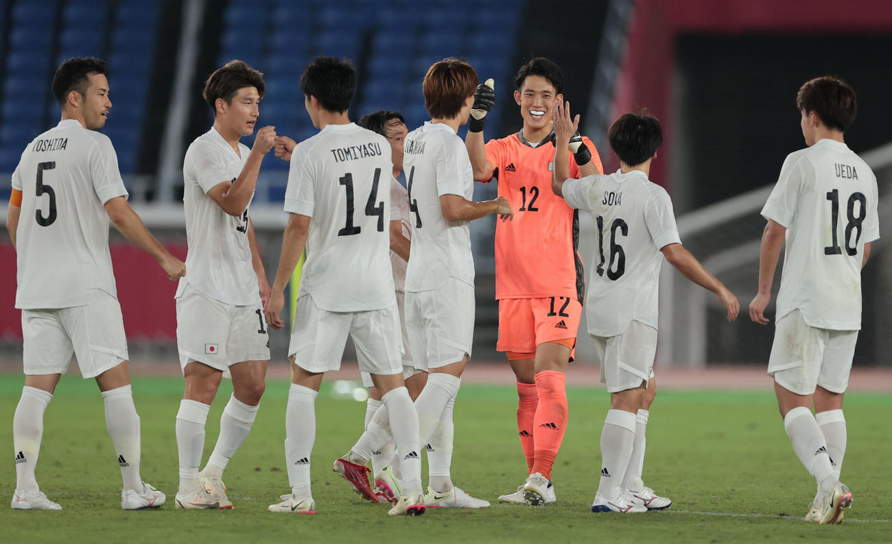 日本対フランス　フランスに勝利し喜び合うGK谷（右から3人目）ら日本の選手たち（撮影・前田充）