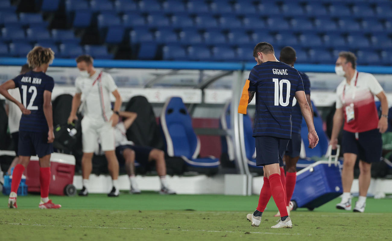 日本対フランス　日本に敗れ、うつむきながら引き揚げるジニャク（手前）らフランスの選手たち（撮影・前田充）