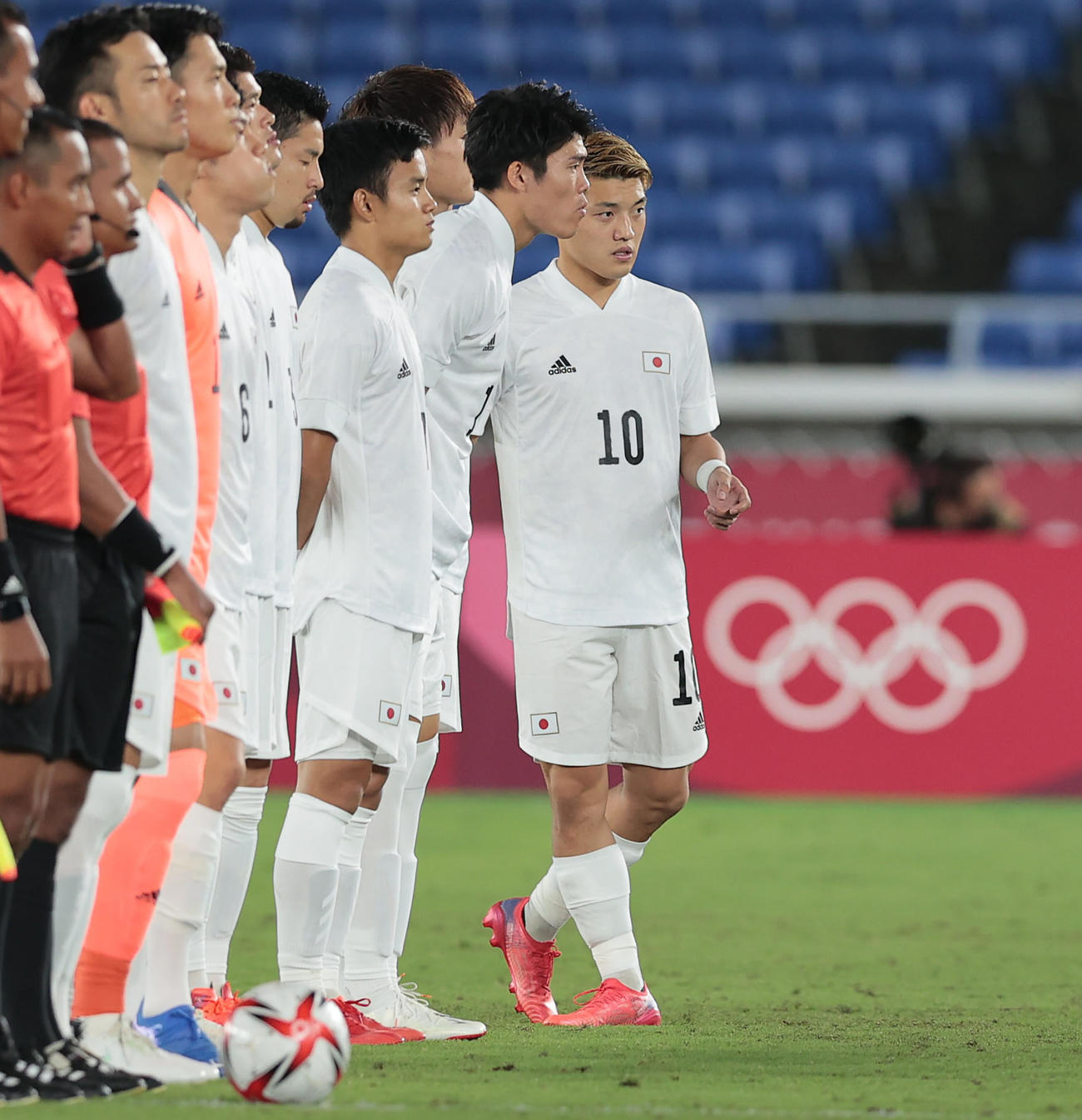 日本対フランス　試合前、整列する堂安（右）（撮影・前田充）