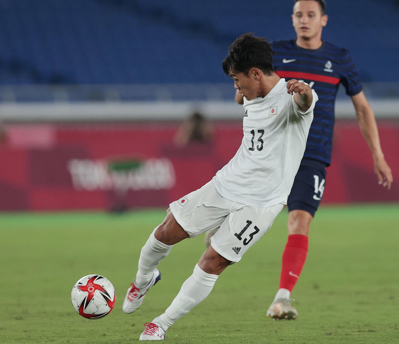 日本対フランス　前半、シュートを放つ旗手（撮影・前田充）