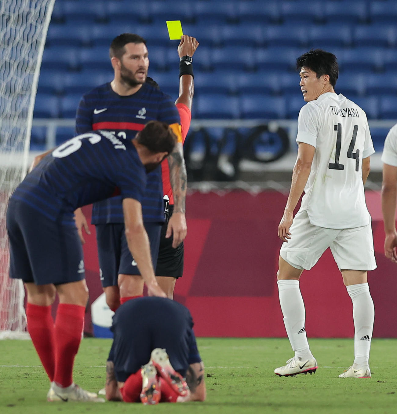 日本対フランス　前半、イエローカードをもらう冨安（右）（撮影・前田充）