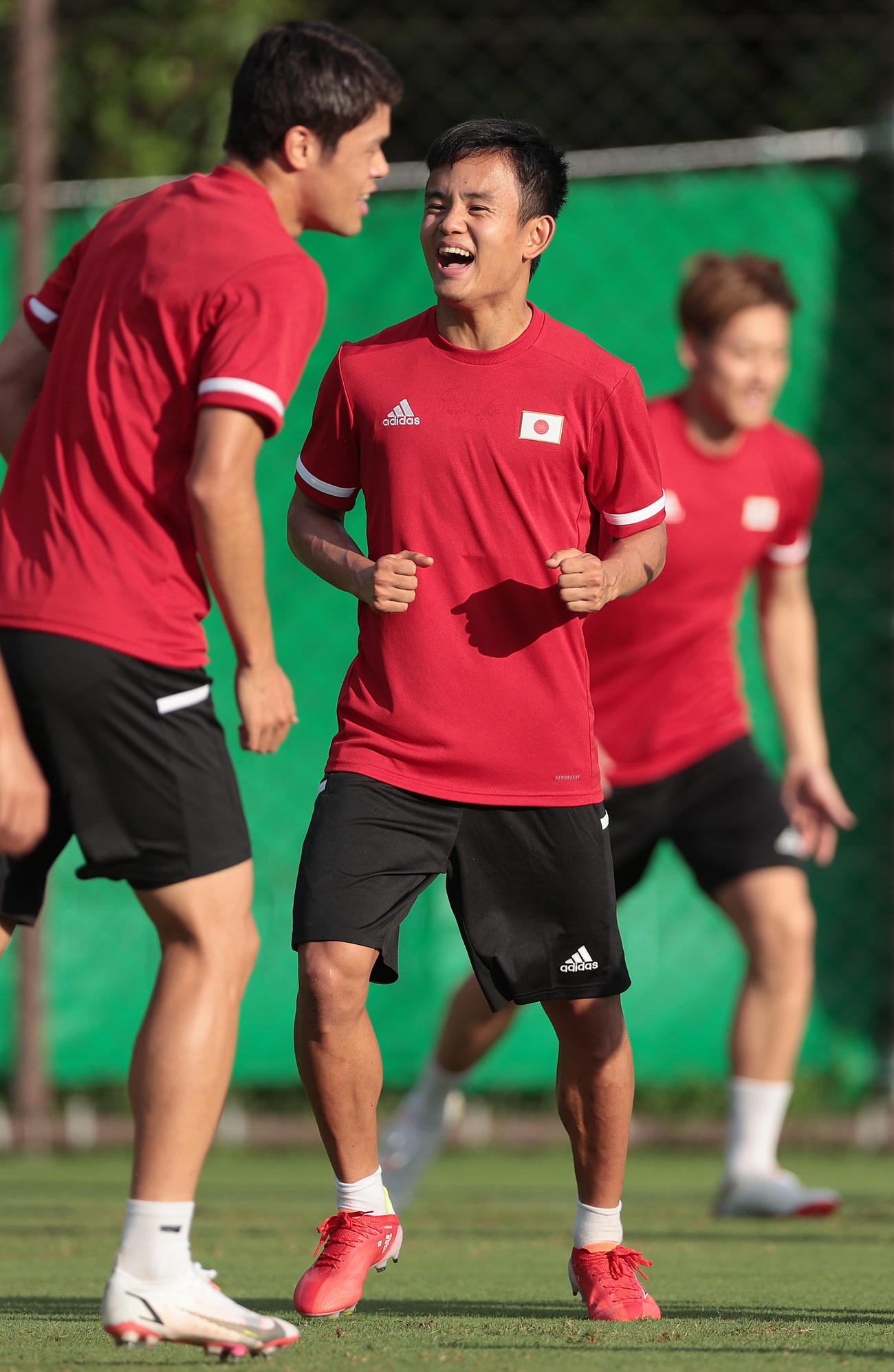 練習中、笑顔を見せる久保（撮影・前田充）