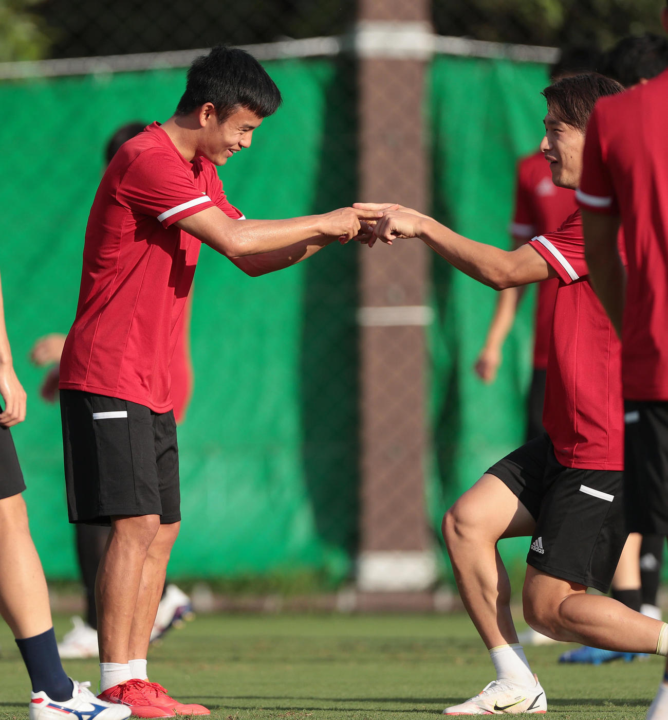 橋岡（右）と指でタッチを交わす久保（撮影・前田充）