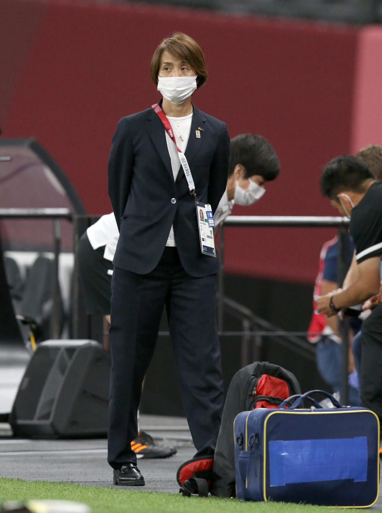 日本対カナダ　練習を見つめるなでしこ高倉監督（撮影・佐藤翔太）