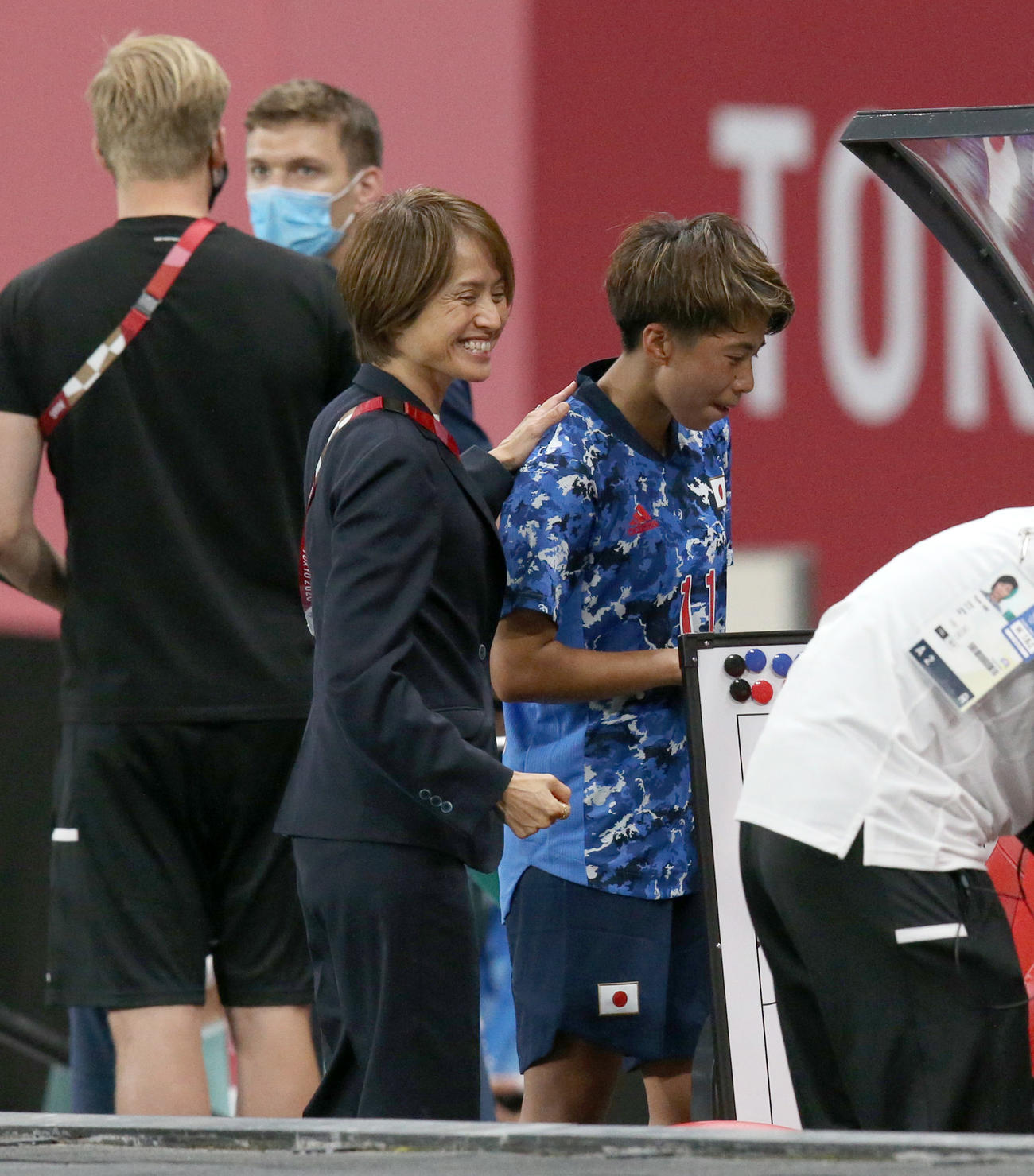 日本対カナダ　試合終了後、笑顔で田中に声をかける高倉監督（中央左）（撮影・佐藤翔太）