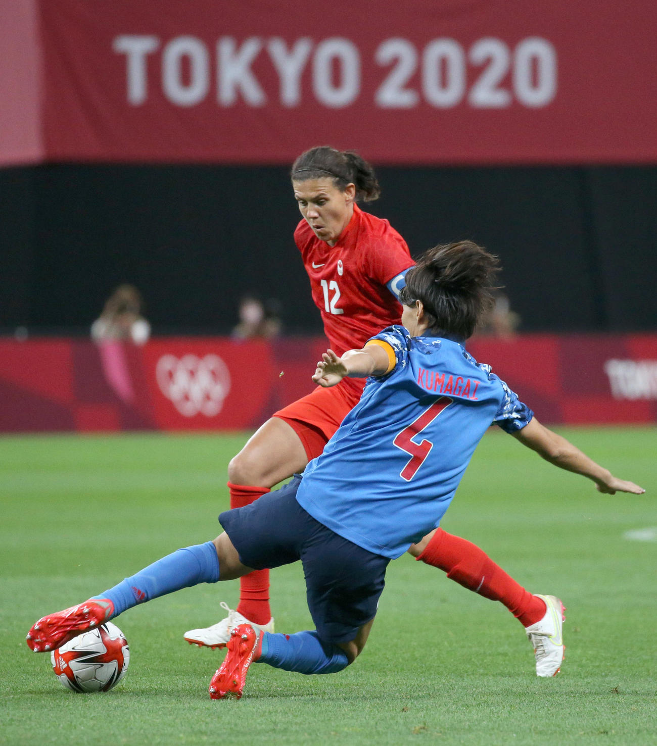 日本対カナダ　カナダ・シンクレアのドリブルを防ぐ熊谷（撮影・佐藤翔太）