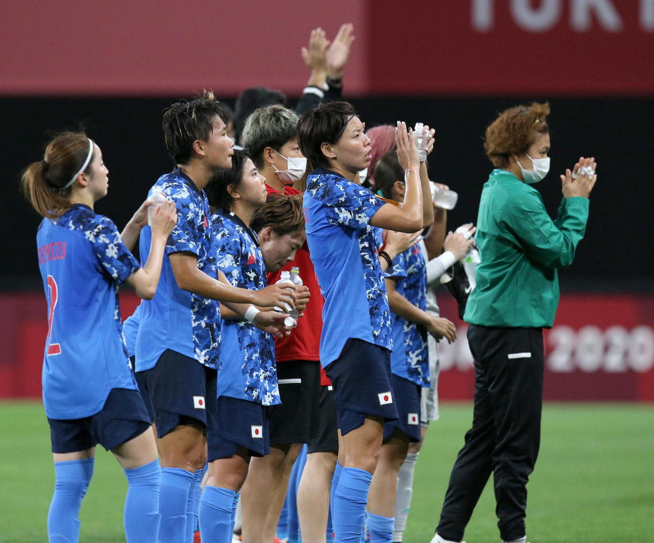 日本対カナダ　カナダと引き分け整列するなでしこジャパン（撮影・佐藤翔太）