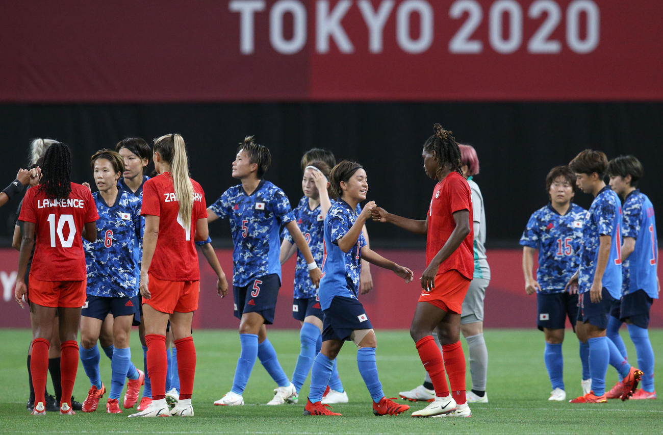日本対カナダ　引き分けに終わりカナダ・ブキャナンとグータッチを交わす岩渕（中央）（撮影・佐藤翔太）