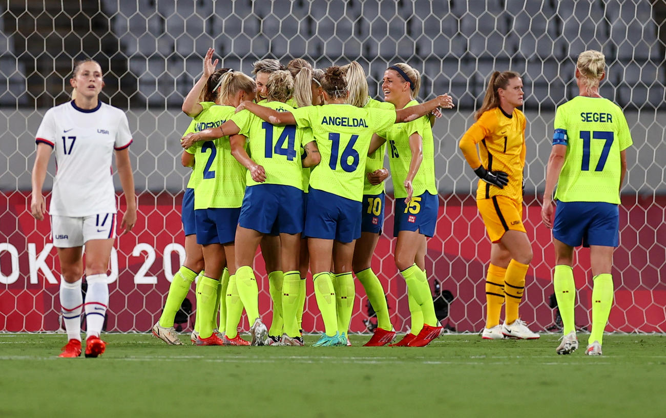 3点目を決め喜ぶスウェーデン選手とガックリする米国ダールケンパー（左）（ロイター）