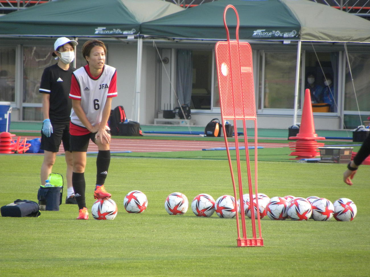 札幌市内で行われた練習でボール持つなでしこジャパンMF杉田妃和（右）（撮影・松本航）