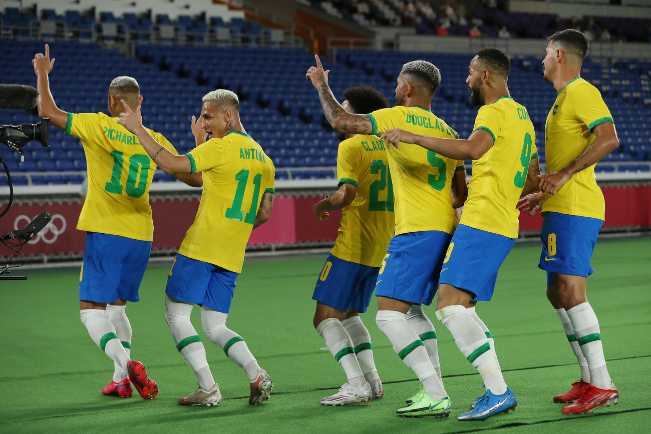 ブラジル対ドイツ　前半、リシャルリソン（左端）が先制ゴールを決め、パフォーマンスするブラジルの選手たち（撮影・前田充）