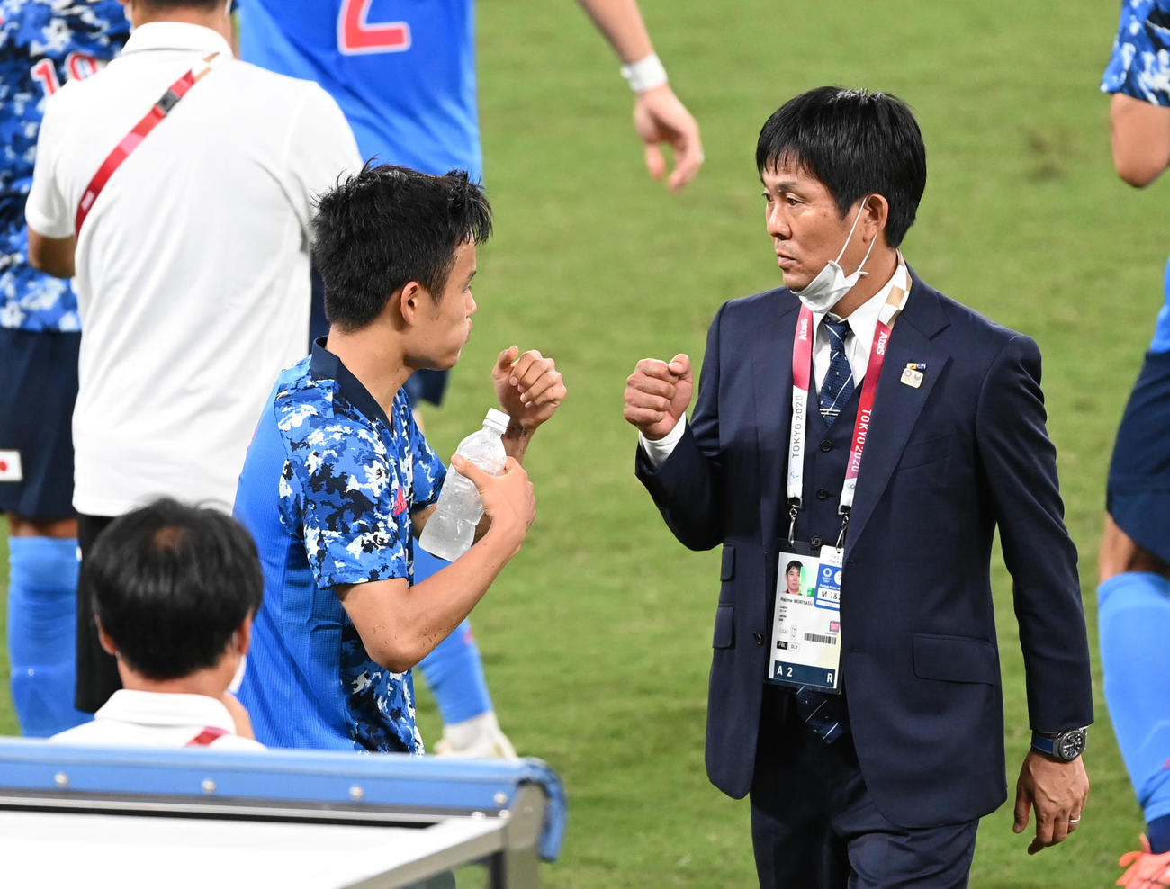 日本対南アフリカ　後半、先制のゴールを決め、森保監督（右）とタッチをする久保（撮影・鈴木みどり）