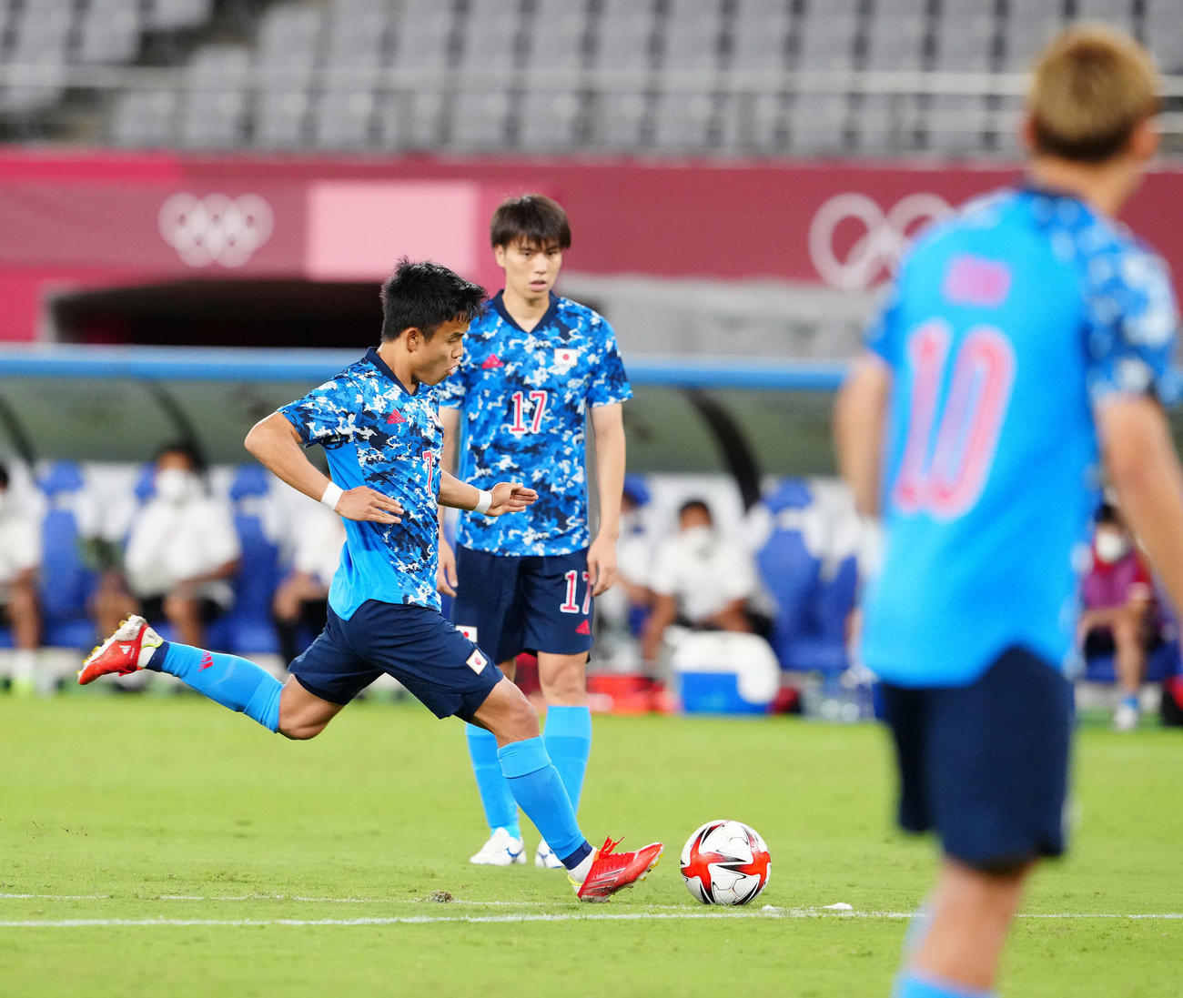 日本対南アフリカ　前半、フリーキックでゴールを狙う久保（撮影・江口和貴）
