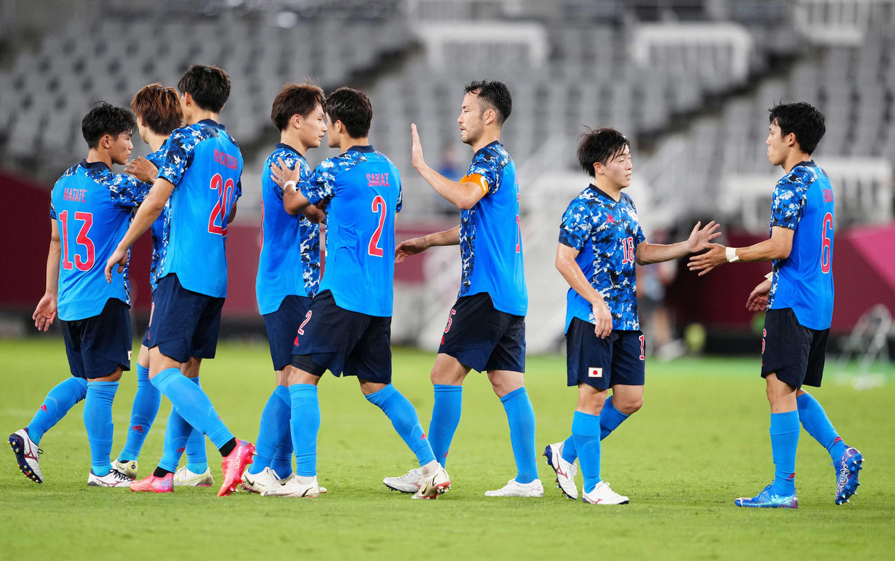 日本対南アフリカ　南アフリカに勝利しタッチをかわす吉田（右から3人目）ら日本代表イレブン（撮影・江口和貴）