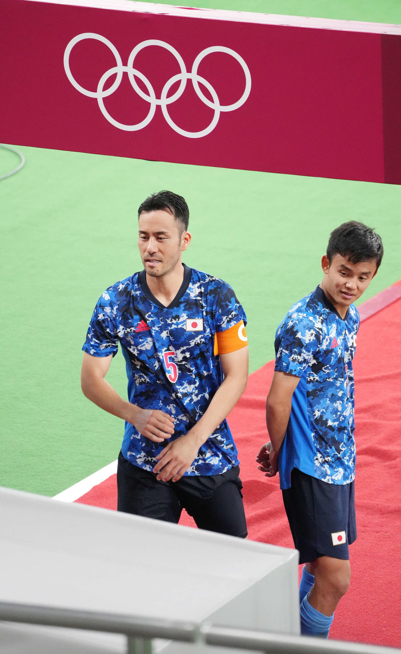 日本対南アフリカ　南アフリカに勝利後、インタビューを受ける久保（右）と引き揚げる吉田（撮影・鈴木みどり）