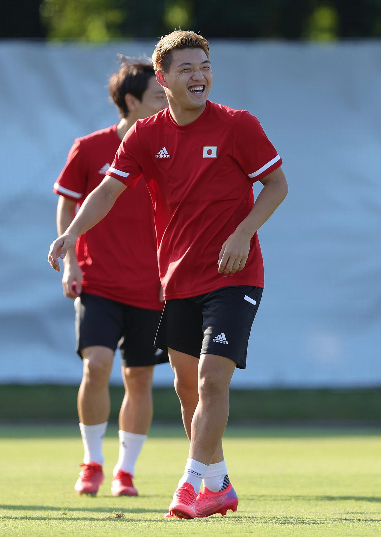 練習前のボール回しで笑顔を見せる堂安（撮影・前田充）