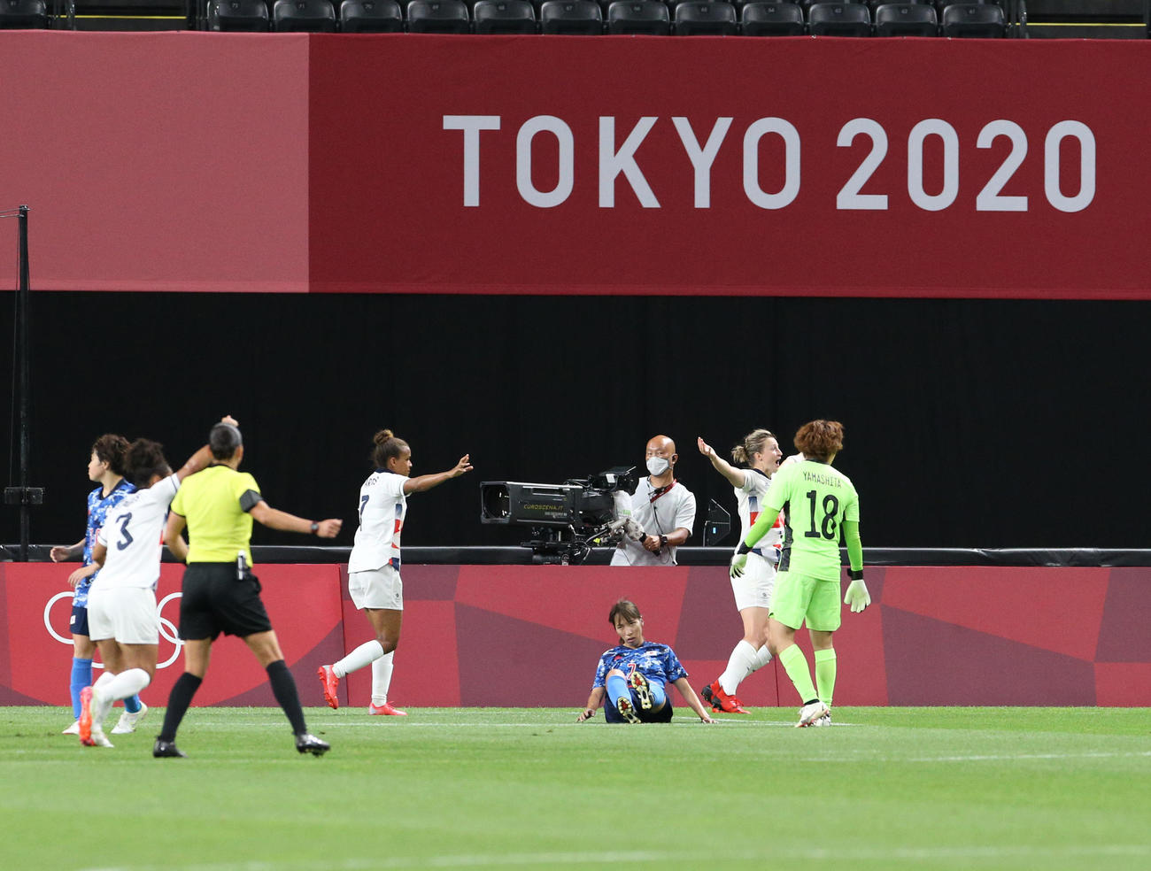 日本対英国　後半、英国のホワイトに先制ゴールを許し、肩を落とすなでしこジャパン（撮影・佐藤翔太）