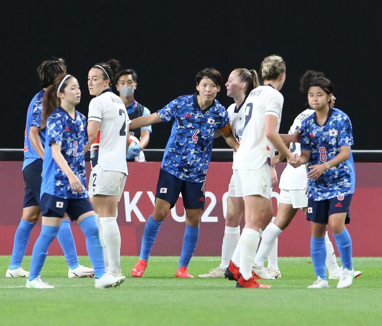 日本対英国　試合終了後、英国の選手たちとあいさつを交わす熊谷（中央）（撮影・佐藤翔太）