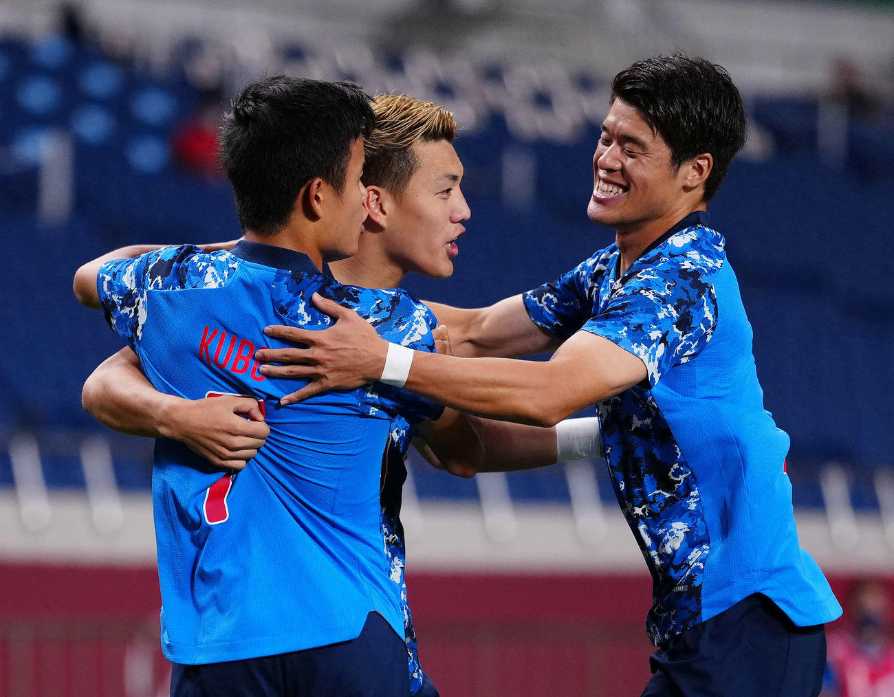 日本対メキシコ　前半、先制ゴールを決め、アシストした堂安（中央）と喜び合う久保（左）。右は酒井（撮影・江口和貴）