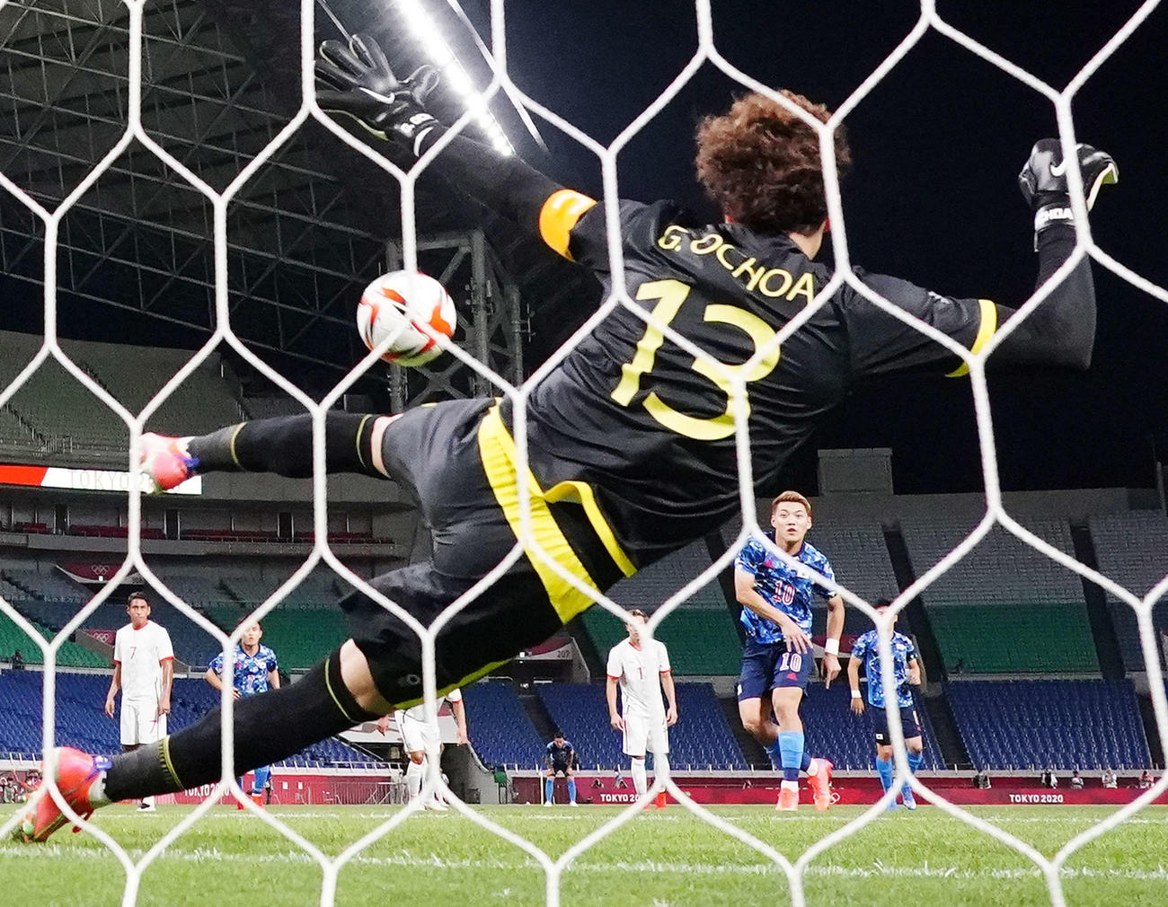 日本対メキシコ　前半、PKを決める堂安。手前はGKオチョア（撮影・江口和貴）