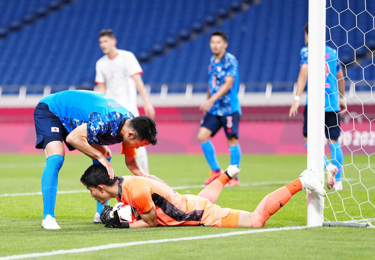 日本対メキシコ　後半、ボールをキャッチしたGK谷（下）をねぎらう吉田（撮影・江口和貴）