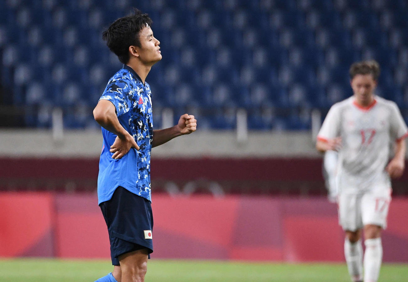 日本対メキシコ　メキシコに勝利しガッツポーズする久保（撮影・鈴木みどり）