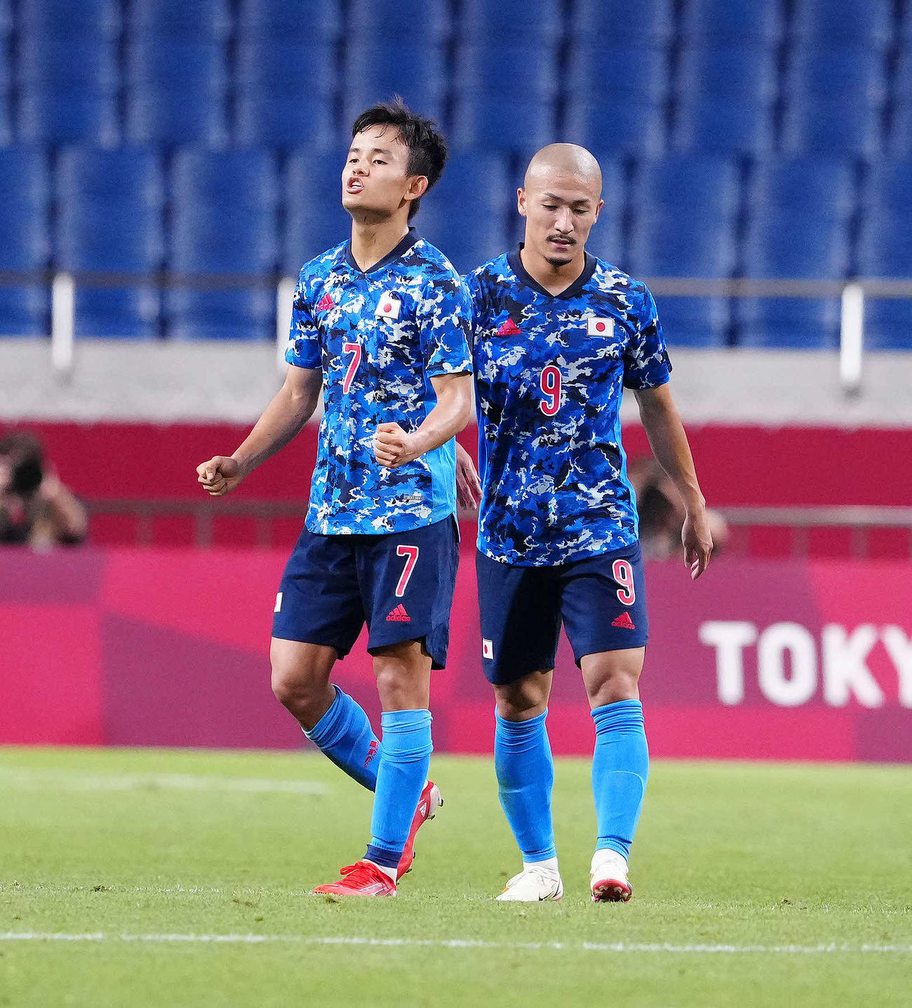 日本対メキシコ　試合終了のホイッスルを聞き、ガッツポーズを見せる久保（左）。右は前田（撮影・江口和貴）