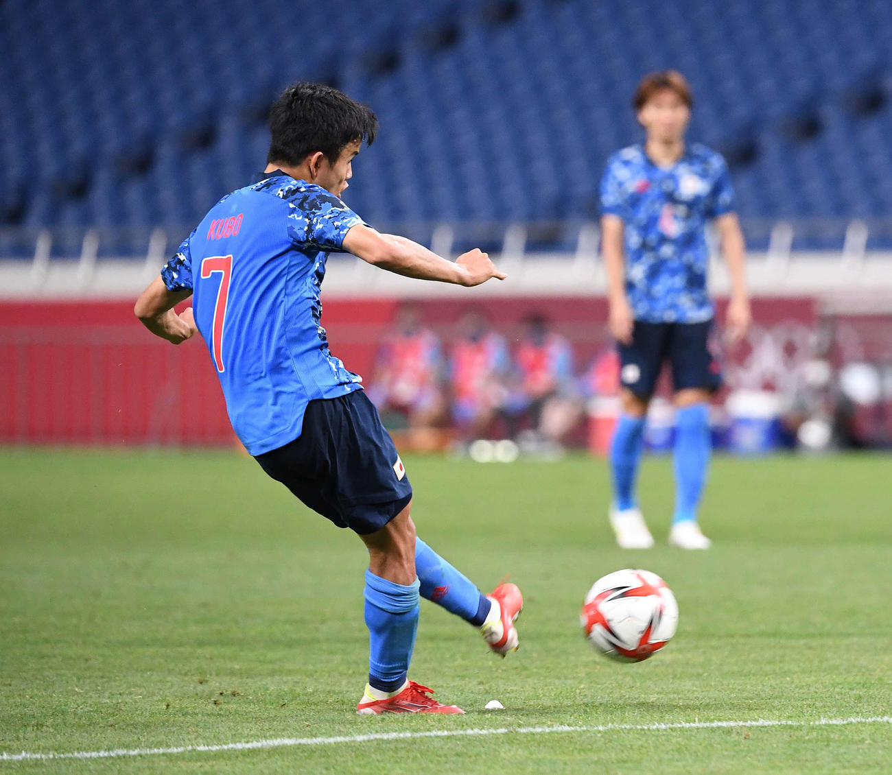 日本対メキシコ　後半、フリーキックでゴールを狙う久保（撮影・鈴木みどり）