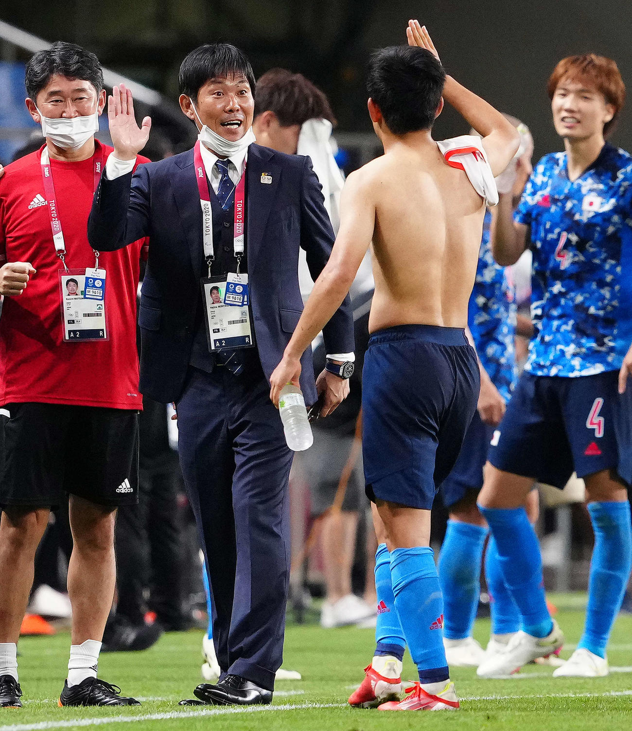 日本対メキシコ　試合後、久保（中央右）とタッチをかわす森保監督（撮影・江口和貴）