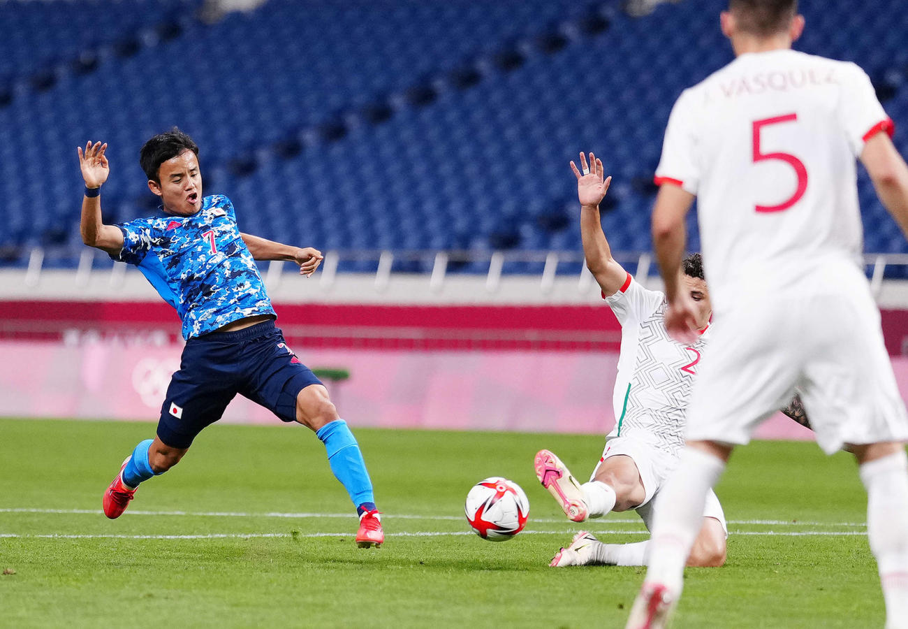 日本対メキシコ　先制ゴールを決める久保（撮影・江口和貴）