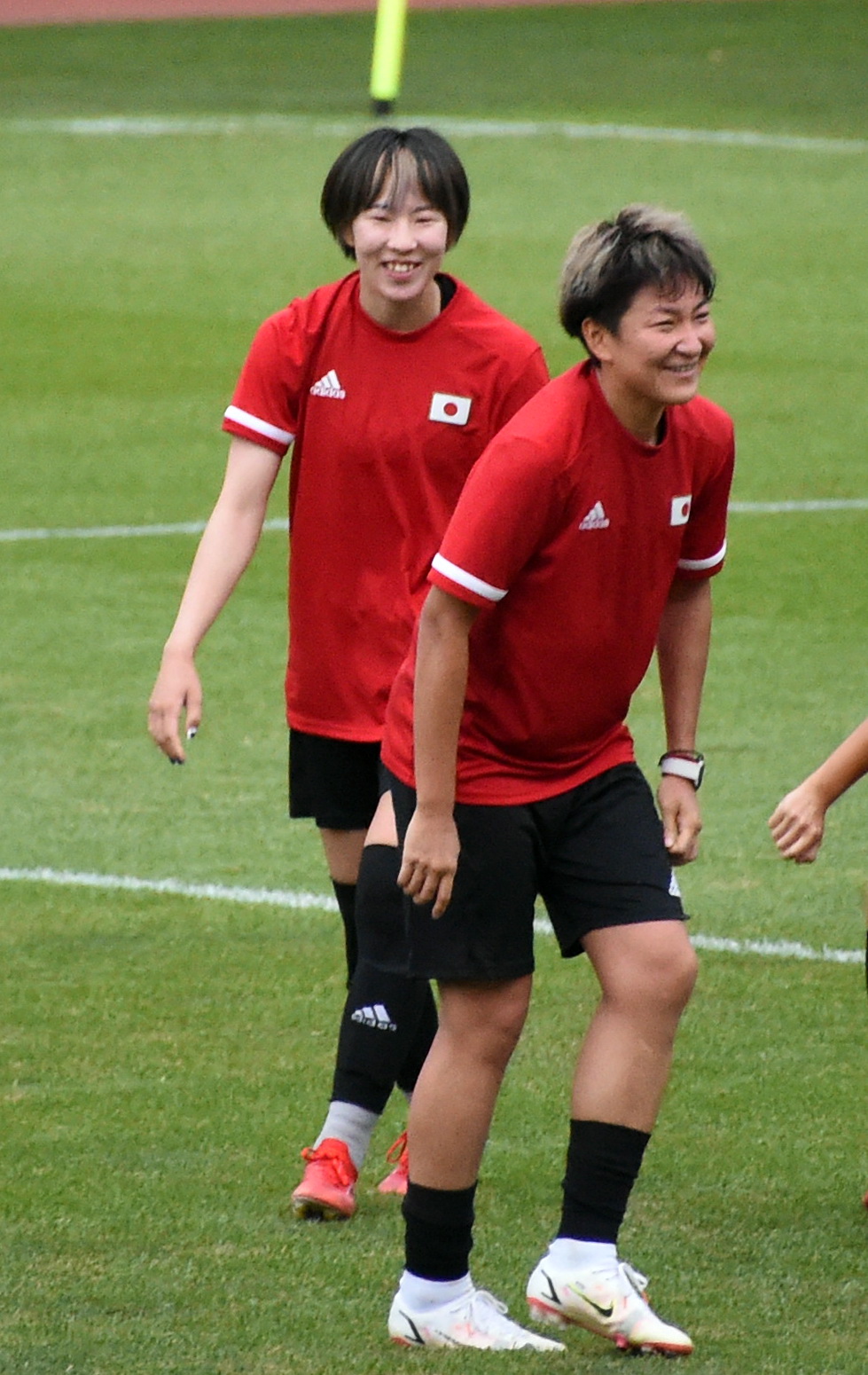 笑顔で練習する遠藤（左）と菅沢