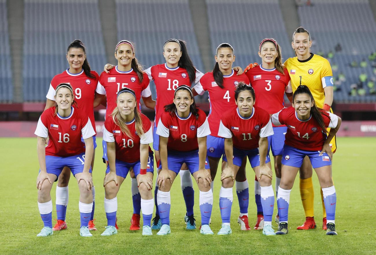 日本戦に臨む女子チリ代表イレブン（共同）