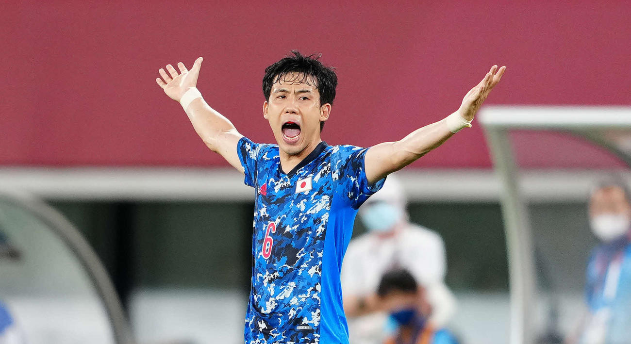 日本対南アフリカ　後半、手を広げアピールする遠藤航（2021年7月22日撮影）