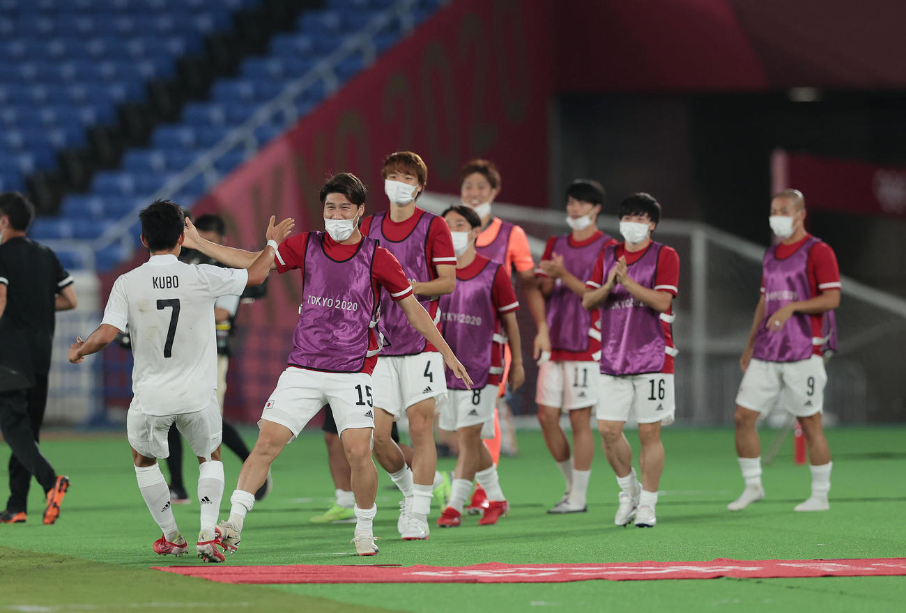 日本対フランス　前半、先制ゴールを決めチームメートとタッチを交わす久保（左）（撮影・前田充）
