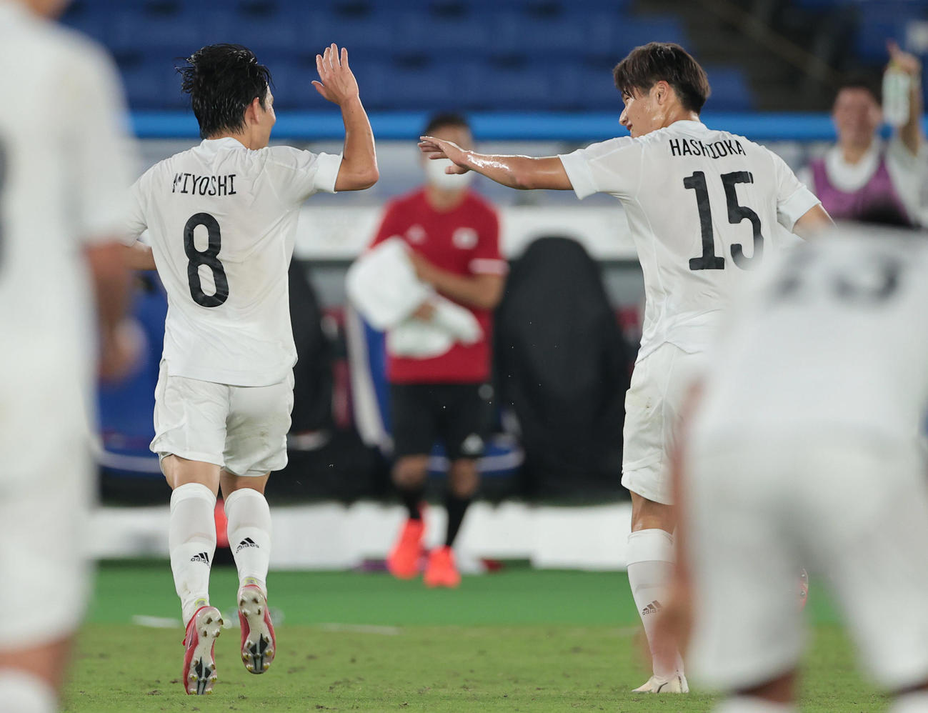 日本対フランス　後半、追加点を奪った三好（左）は橋岡とハイタッチ（撮影・前田充）