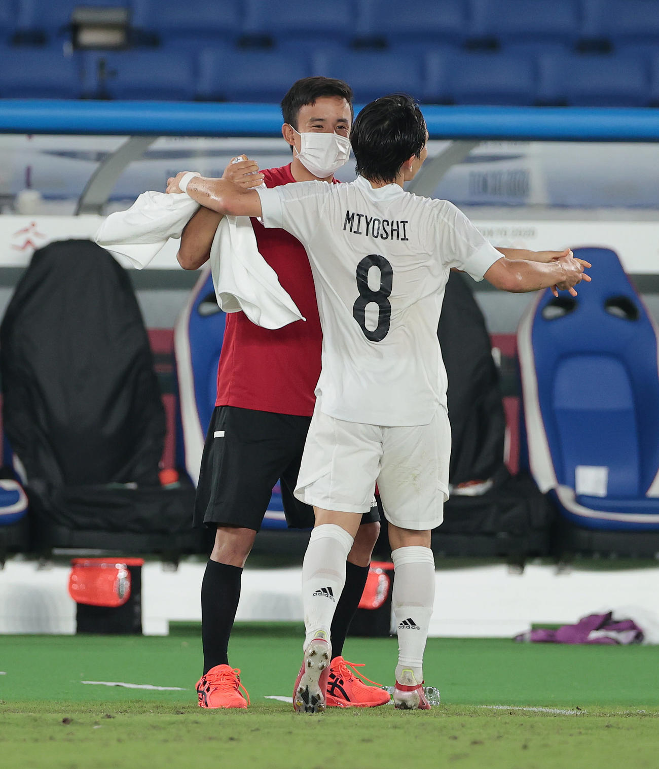 日本対フランス　後半、久保（左）は追加点を奪った三好を祝福（撮影・前田充）