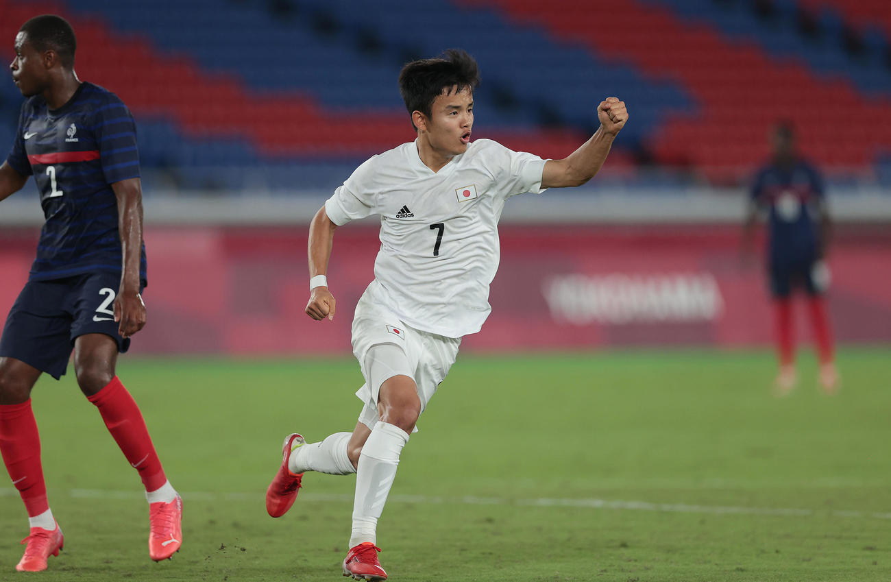 日本対フランス　前半、先制ゴールを決めガッツポーズする久保（撮影・前田充）