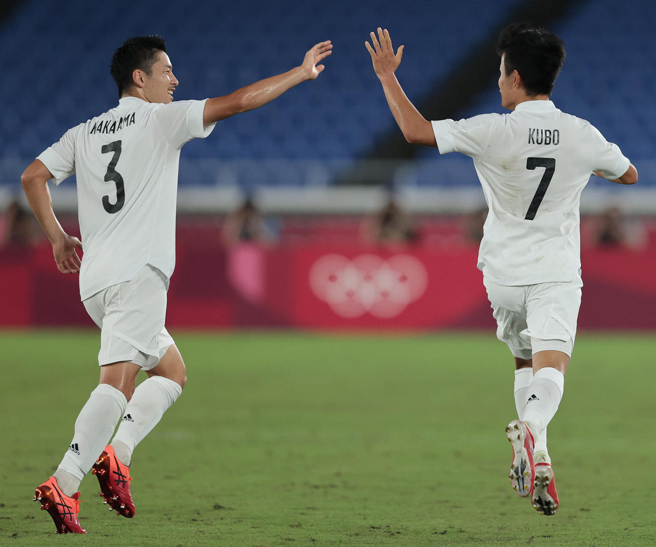 日本対フランス　前半、先制ゴールを決め中山（左）とタッチを交わす久保（撮影・前田充）