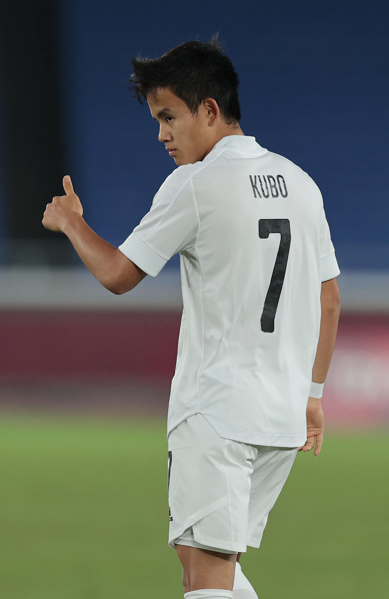 日本対フランス　前半、サムアップをする久保（撮影・前田充）