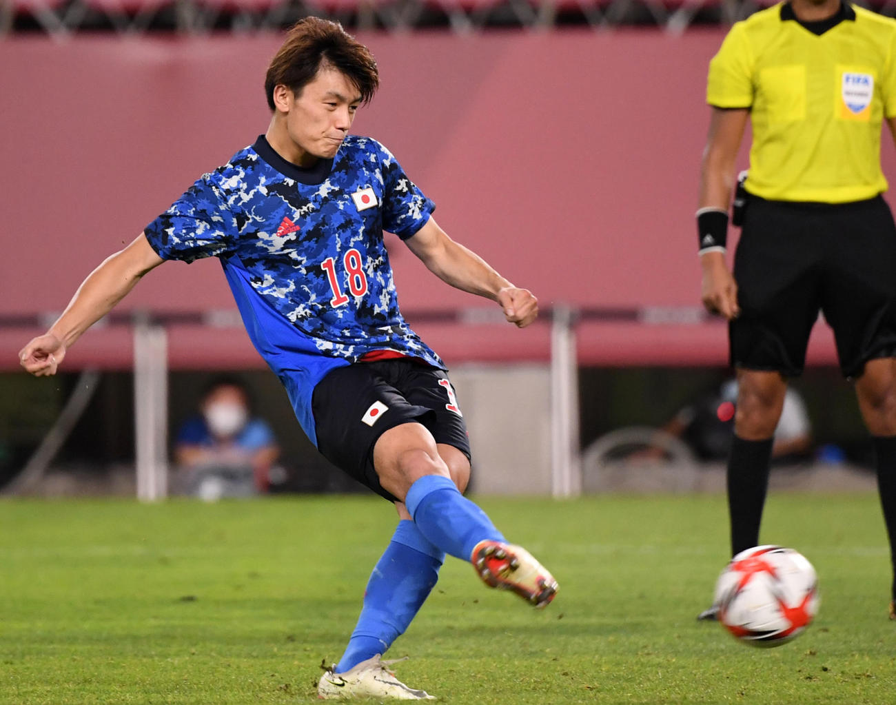 日本対ニュージーランド　PK戦、1人目のキッカーを務めた上田（撮影・横山健太）