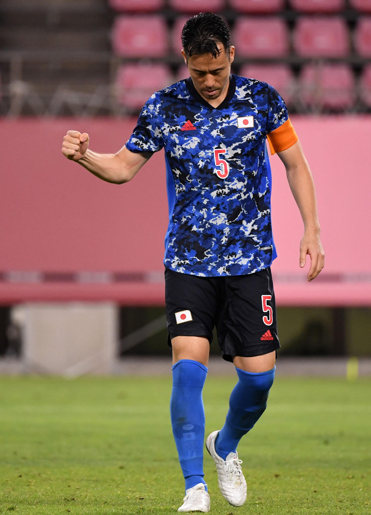 日本対ニュージーランド　PKを決めガッツポーズをする吉田（撮影・横山健太）