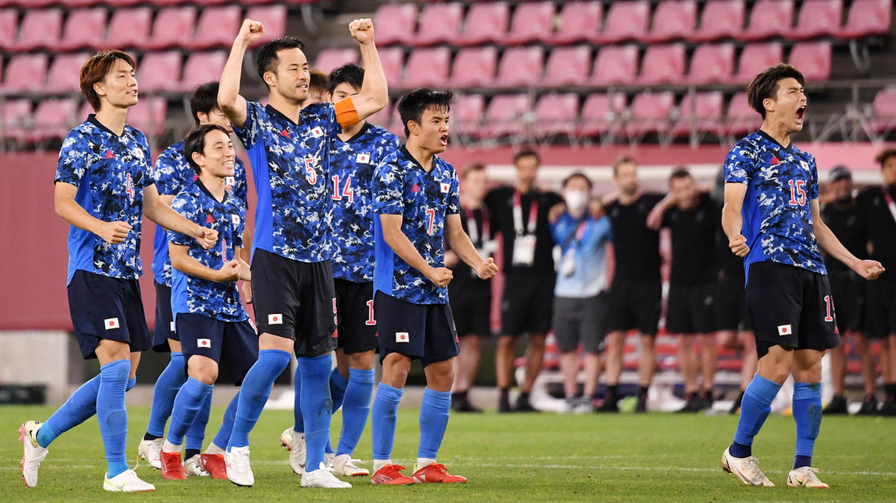 日本対ニュージーランド　GK谷がPKを止め雄たけびを上げる日本イレブン（撮影・横山健太）