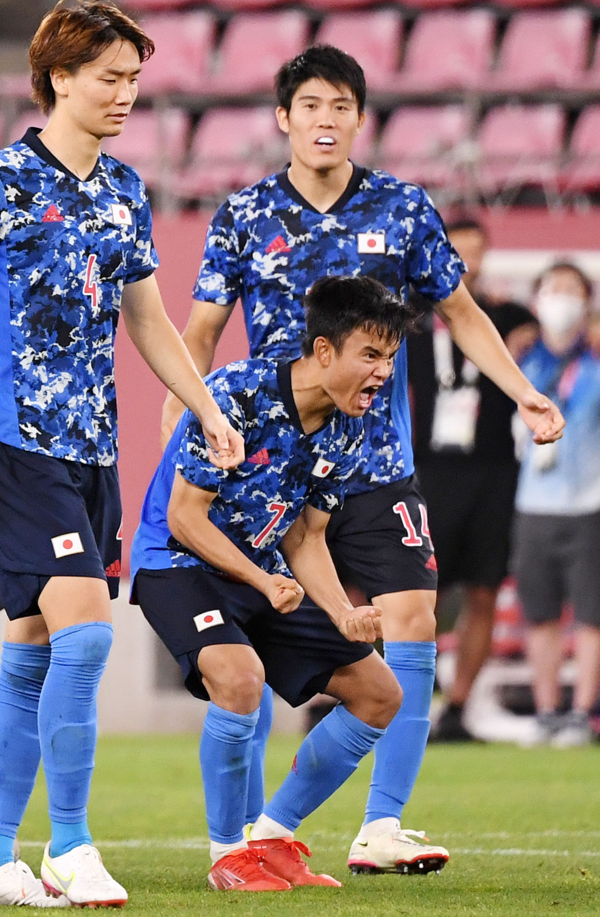 日本対ニュージーランド　GK谷晃生がPKを止め雄たけびを上げる久保（中央）（撮影・横山健太）