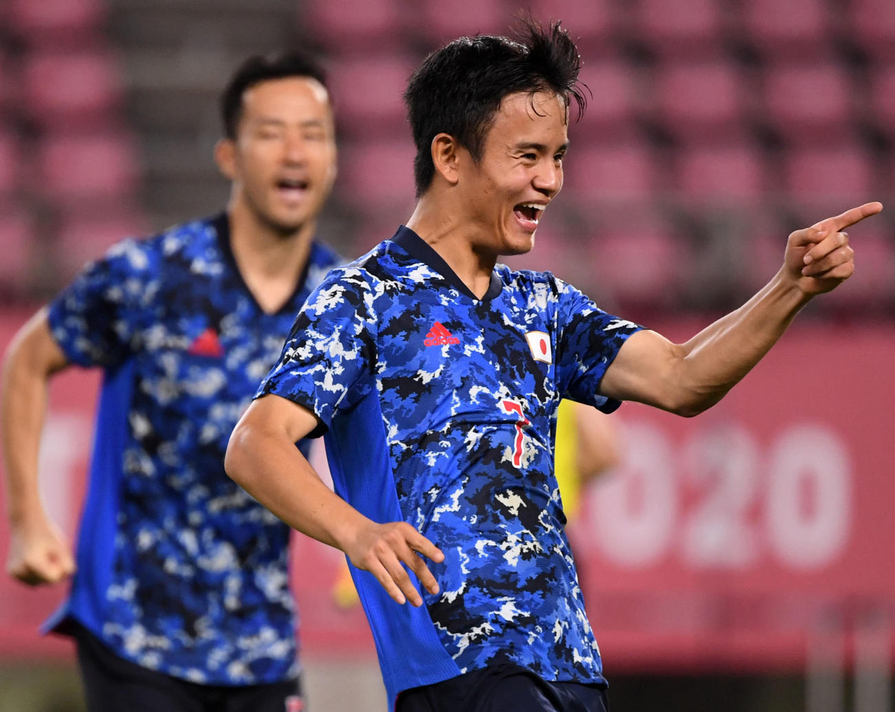 日本対ニュージーランド　真っ先にGK谷の元へ駆け寄る久保（撮影・横山健太）