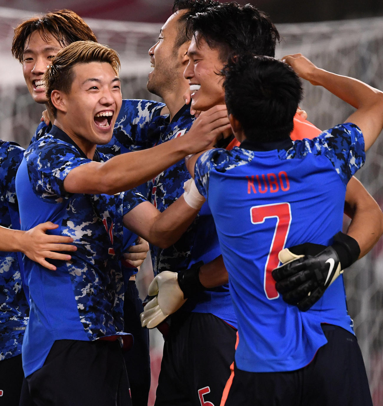 日本対ニュージーランド　PK戦の勝利に貢献したGK谷（右から2人目）に笑顔で抱きつく堂安（同4人目）や久保（右）（撮影・横山健太）