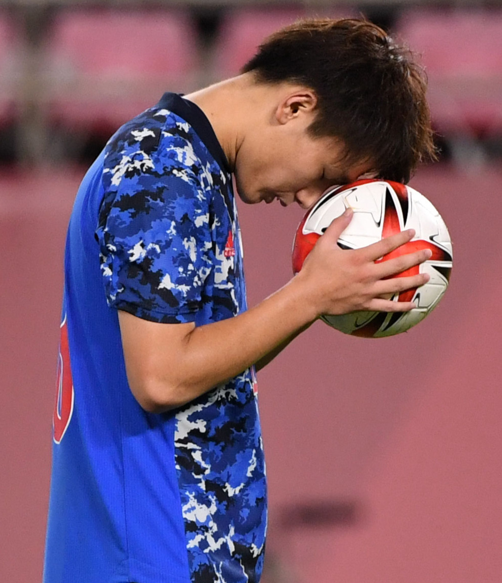 日本対ニュージーランド　PK戦の1人目のキッカーの上田はボールを額につけ祈る（撮影・横山健太）
