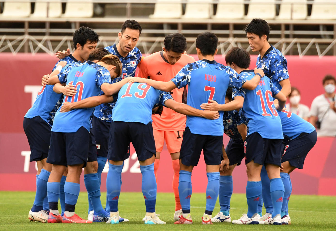 日本対ニュージーランド　円陣を組む日本（撮影・横山健太）